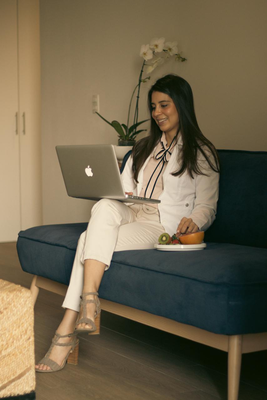 Familia feliz comiendo saludable